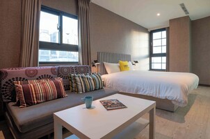 Ropa de cama de alta calidad, escritorio y sistema de insonorización 