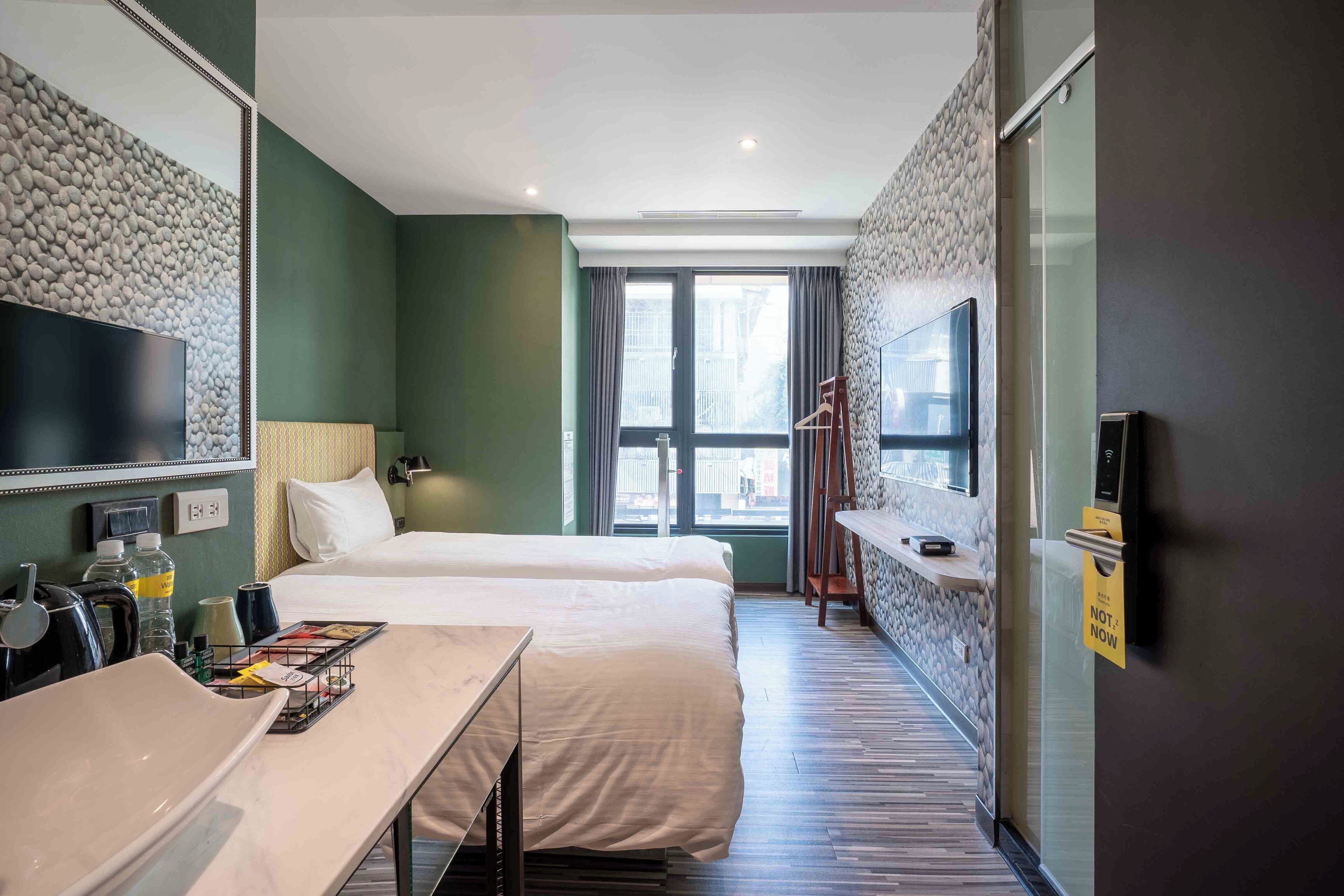 经典双床房 | 高档床上用品、办公桌、隔音、免费 WiFi