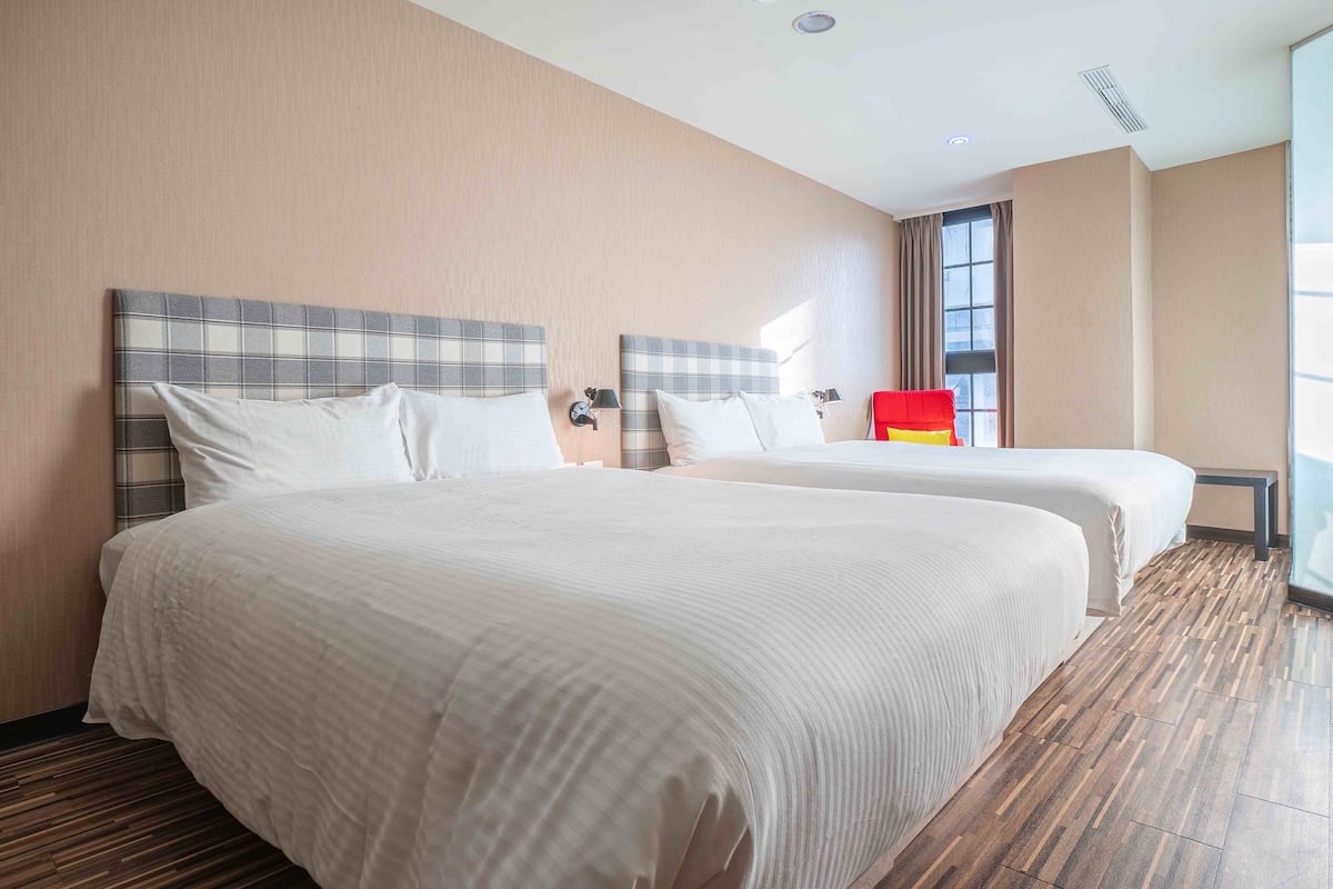 Deluxe vierpersoonskamer | Luxe beddengoed, een bureau, geluiddichte muren, gratis wifi