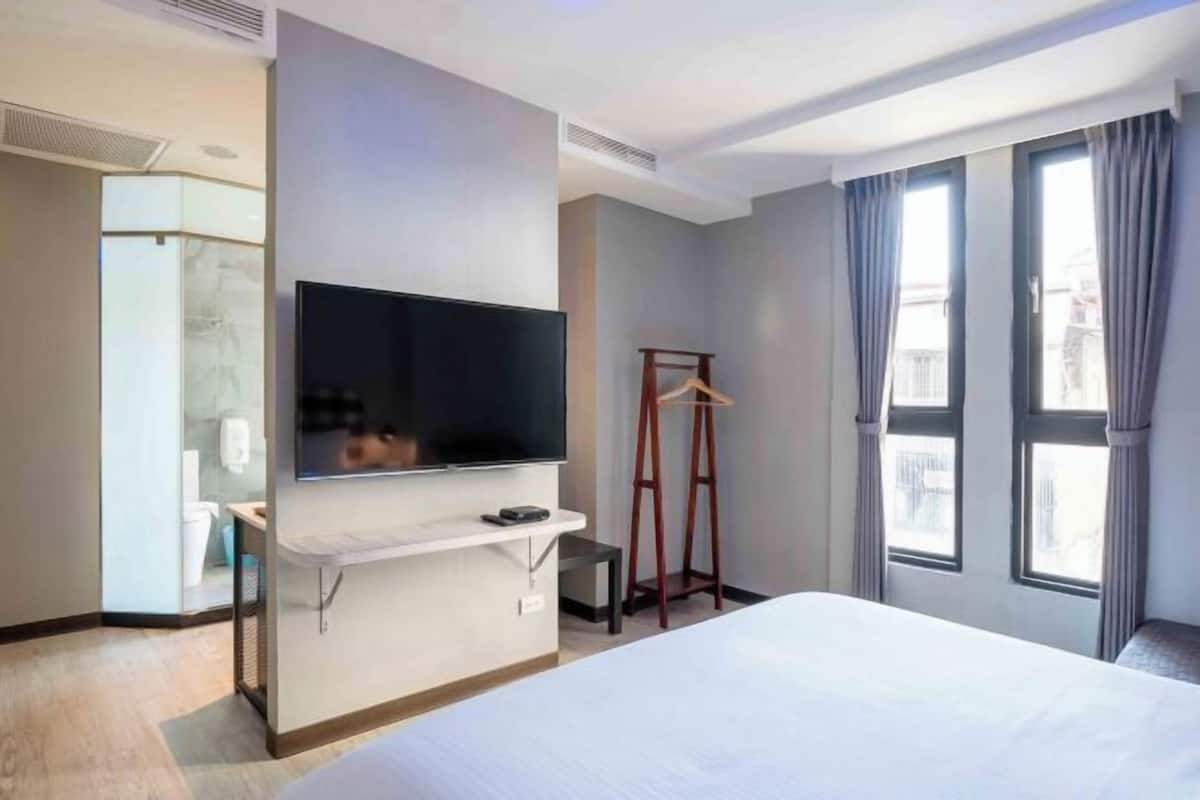 Luxe beddengoed, een bureau, geluiddichte muren, gratis wifi