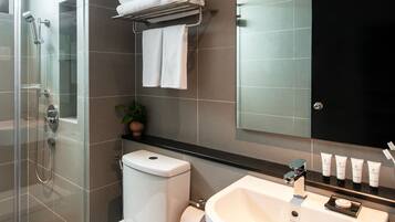 Shower, rainfall showerhead, free toiletries, hair dryer