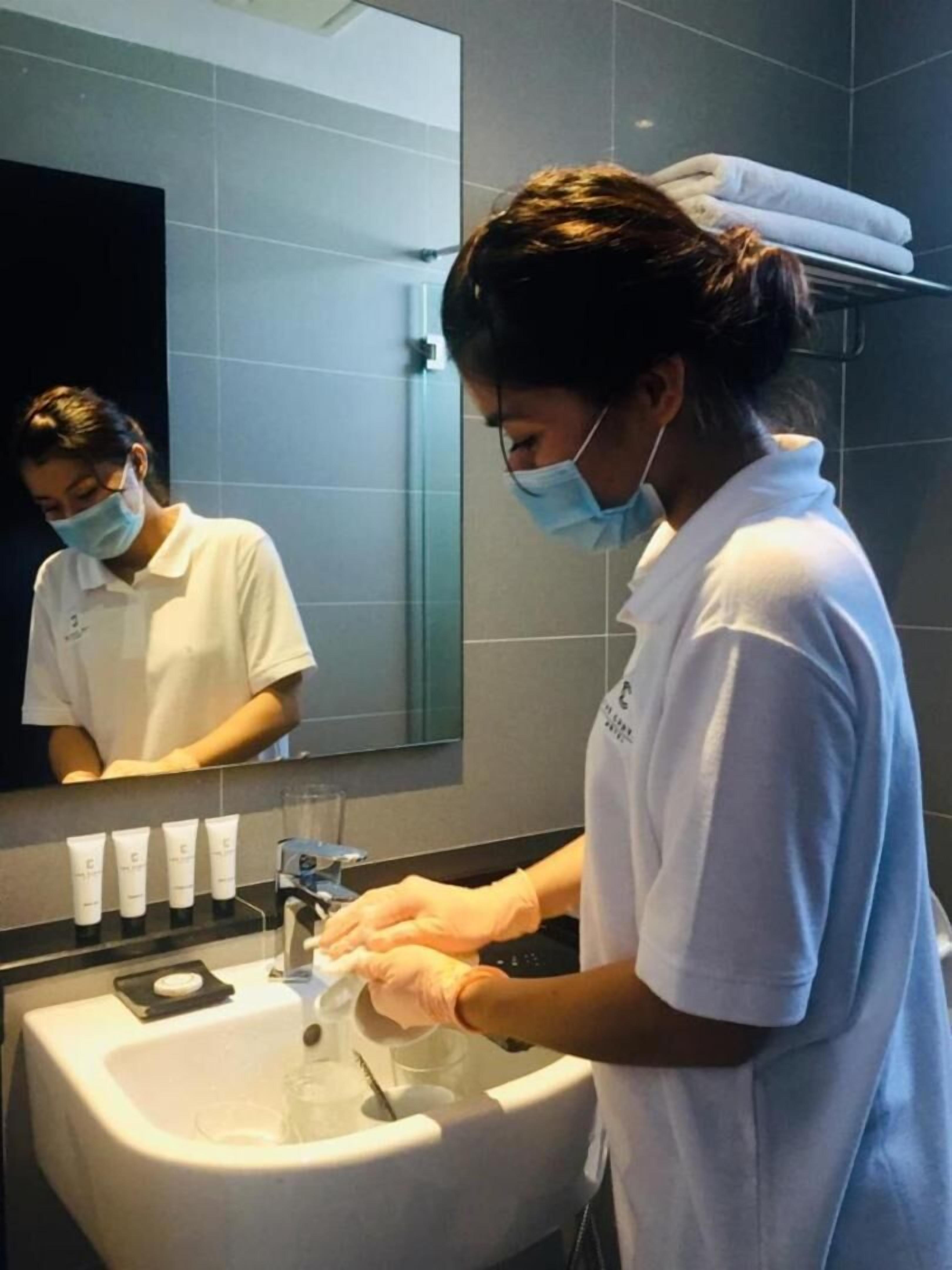 shower, rainfall showerhead, free toiletries, hair dryer