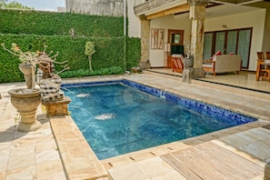 室外游泳池,池畔遮阳伞,日光浴躺椅