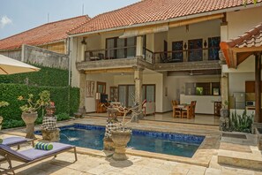 室外泳池;泳池傘、躺椅