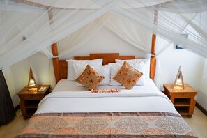 3 間睡房、房內夾萬、書桌、遮光窗簾/窗簾