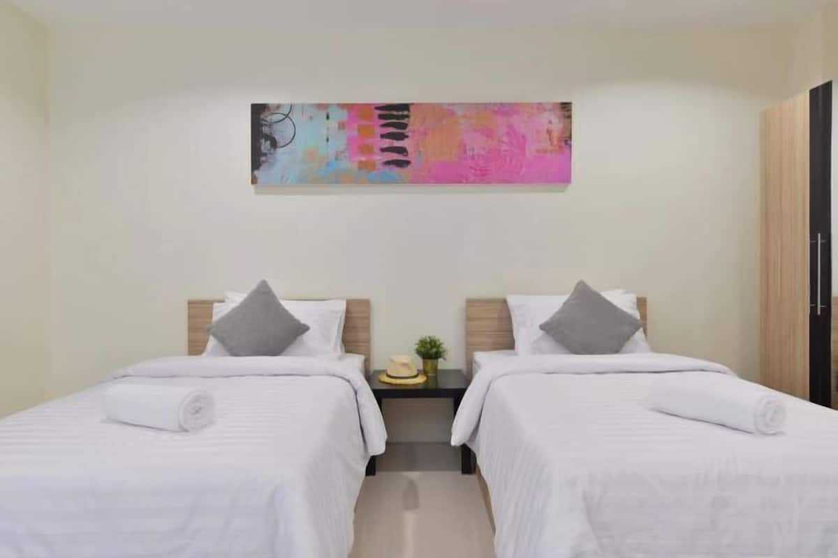 Escritorio, cortinas blackout, wifi gratis y ropa de cama