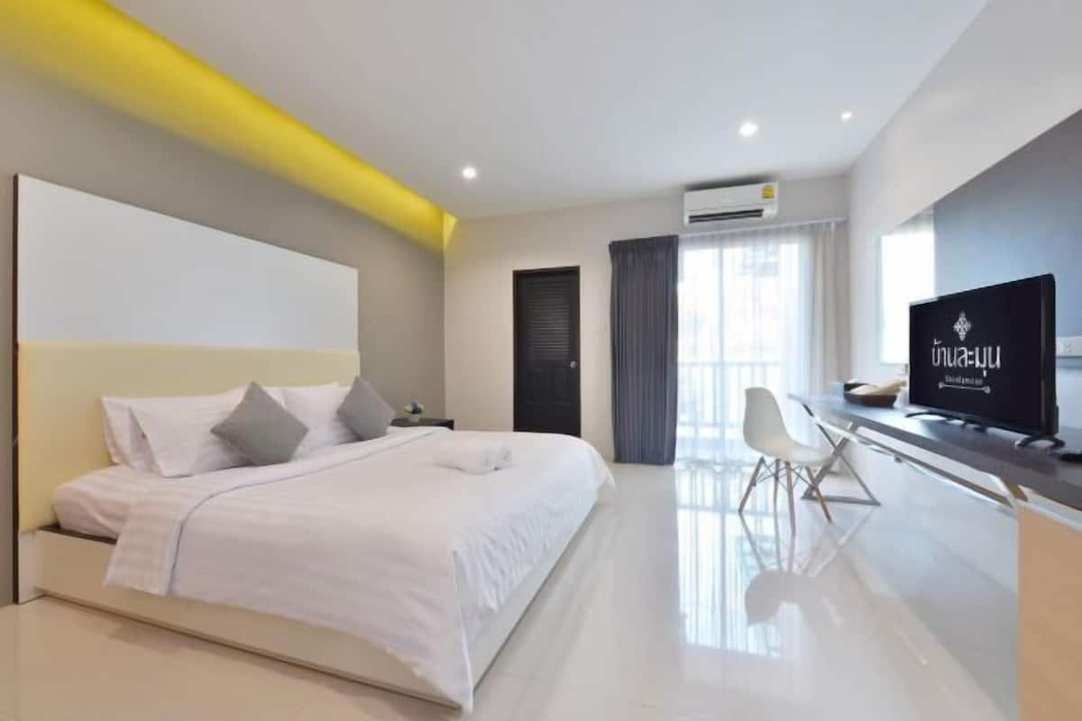 Escritorio, cortinas blackout, wifi gratis y ropa de cama