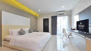 Kamar Double Standar | Meja kerja, tirai kedap cahaya, Wi-Fi gratis, dan seprai linen