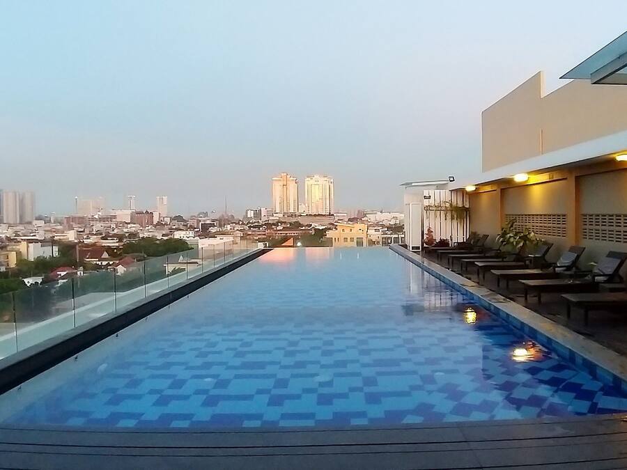 Una piscina al aire libre