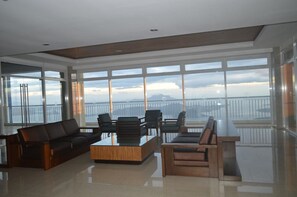 Lobby sitting area - Winds Vacation Unit (Tagaytay)