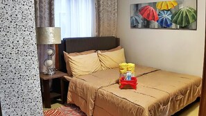 Escritorio, tabla de planchar con plancha, wifi gratis y ropa de cama 