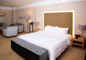 Suite superior | Caja fuerte, escritorio, cortinas opacas y wifi gratis