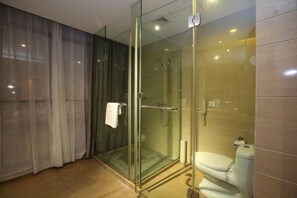 Đồ dùng nhà tắm miễn phí, máy sấy tóc, dép đi trong nhà 