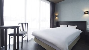 A hotel room with a bed, a chair, a table, and a window with curtains. - Narano Mori Hotel (Nara)