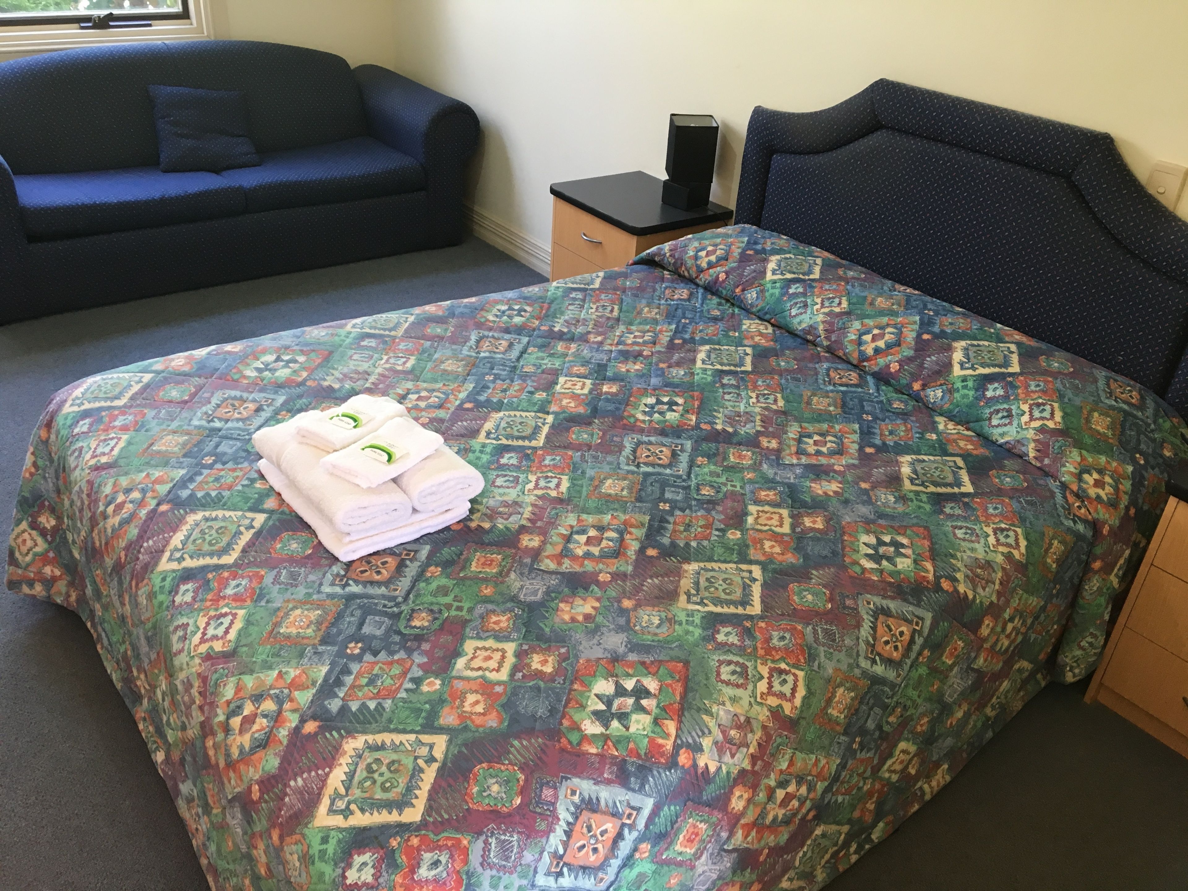 standard double room, 1 queen bed, bathtub | minibar, free wifi, bed sheets