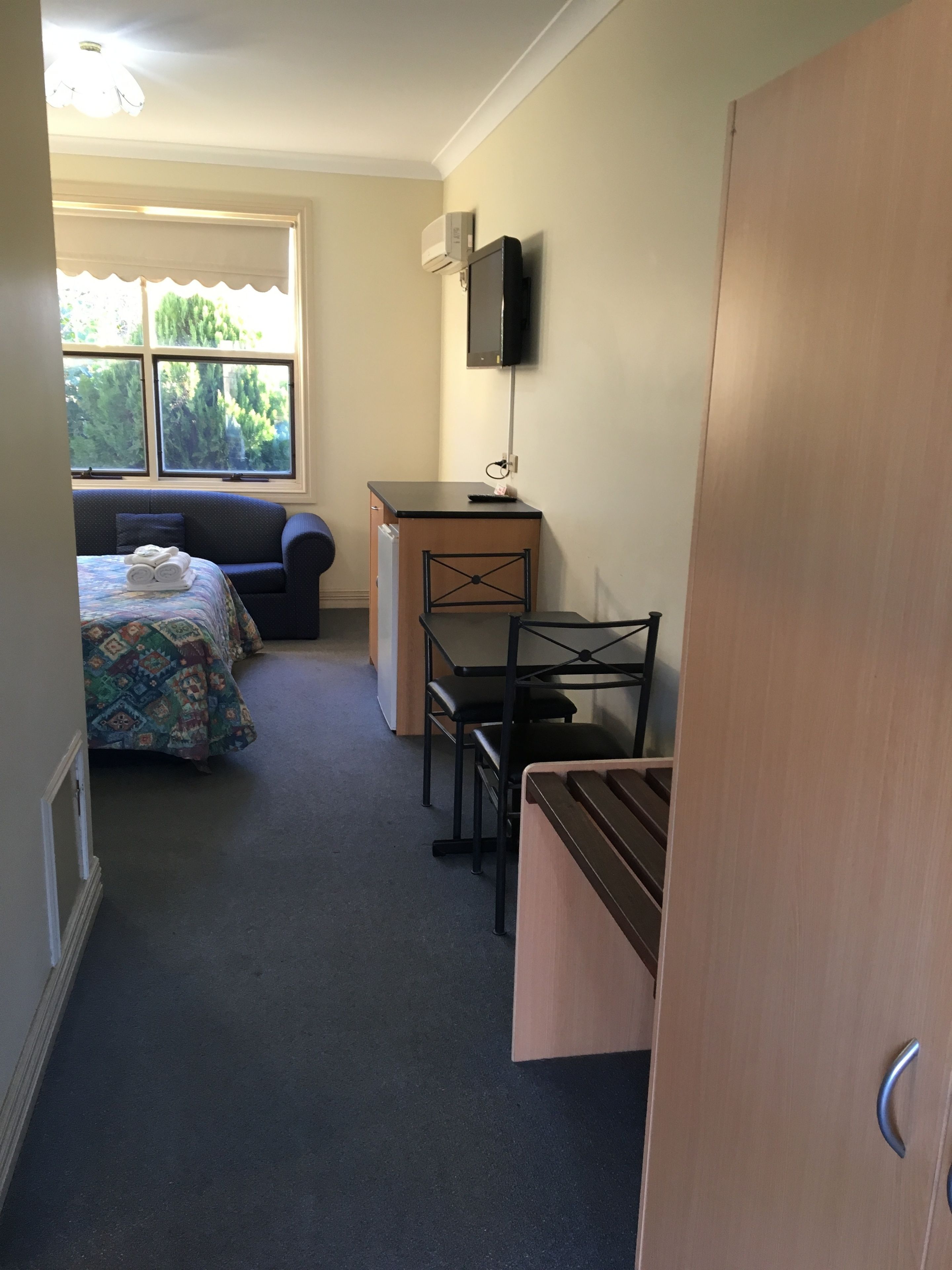 standard double room, 1 queen bed, bathtub | room amenity