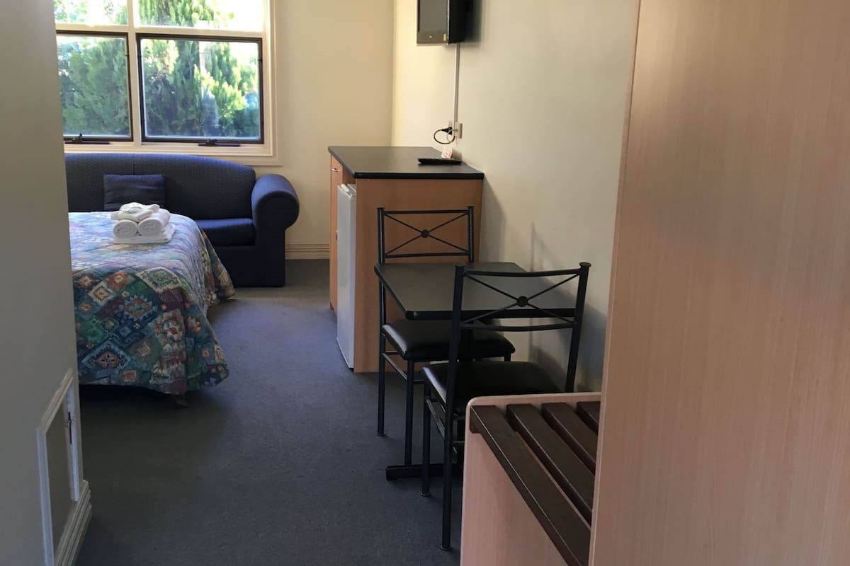 standard double room, 1 queen bed, bathtub | room amenity