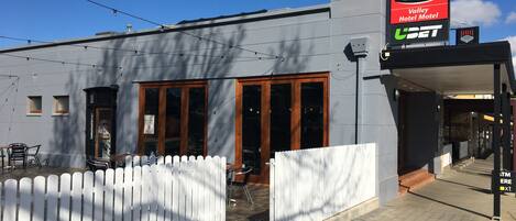 Vista frontal de la propiedad