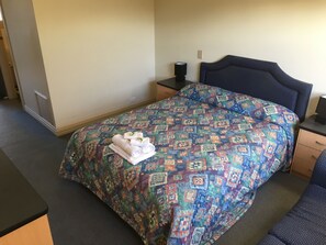 Minibar, wifi gratis y ropa de cama