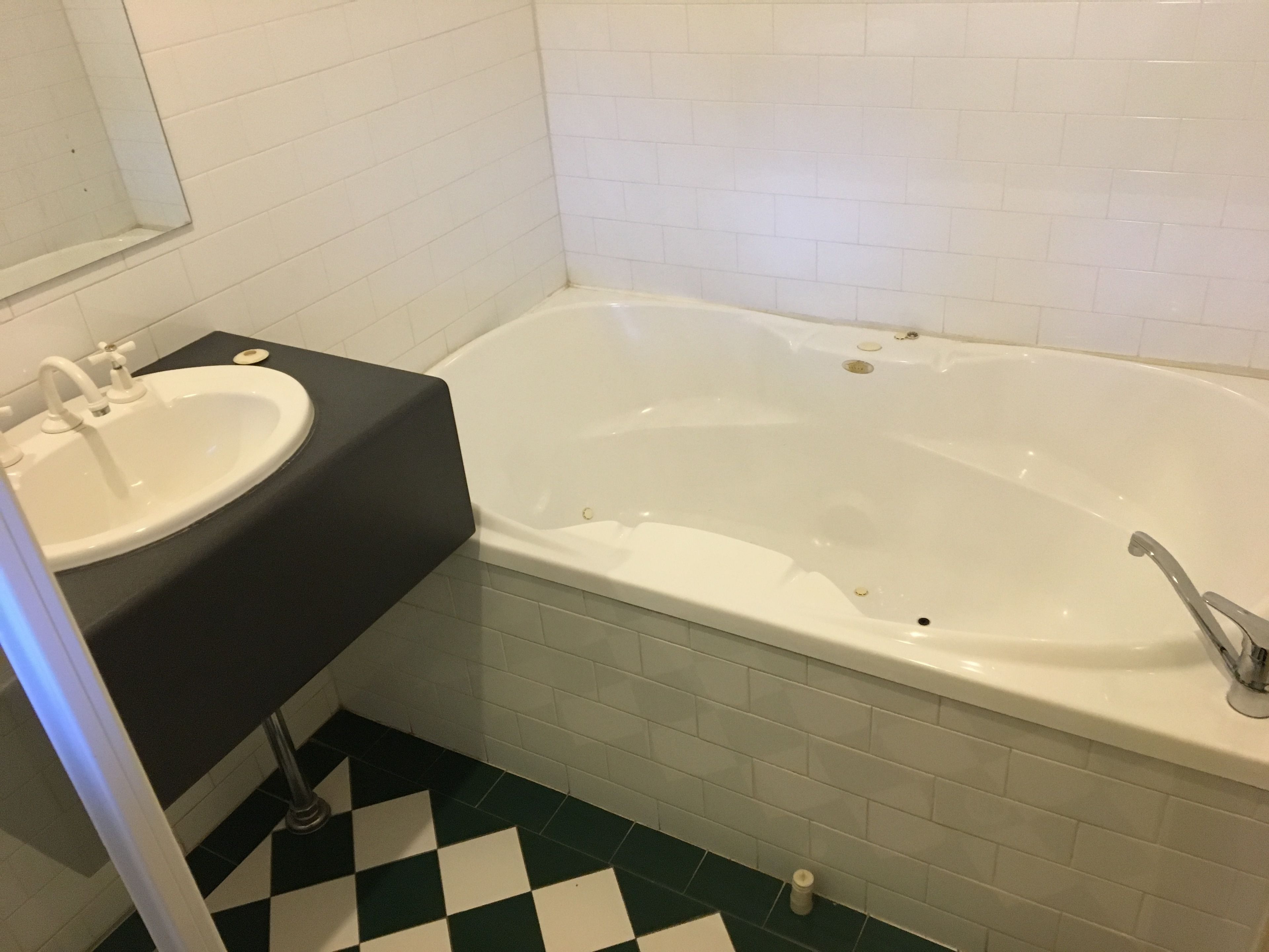 standard double room, 1 queen bed, bathtub | deep-soaking bathtub