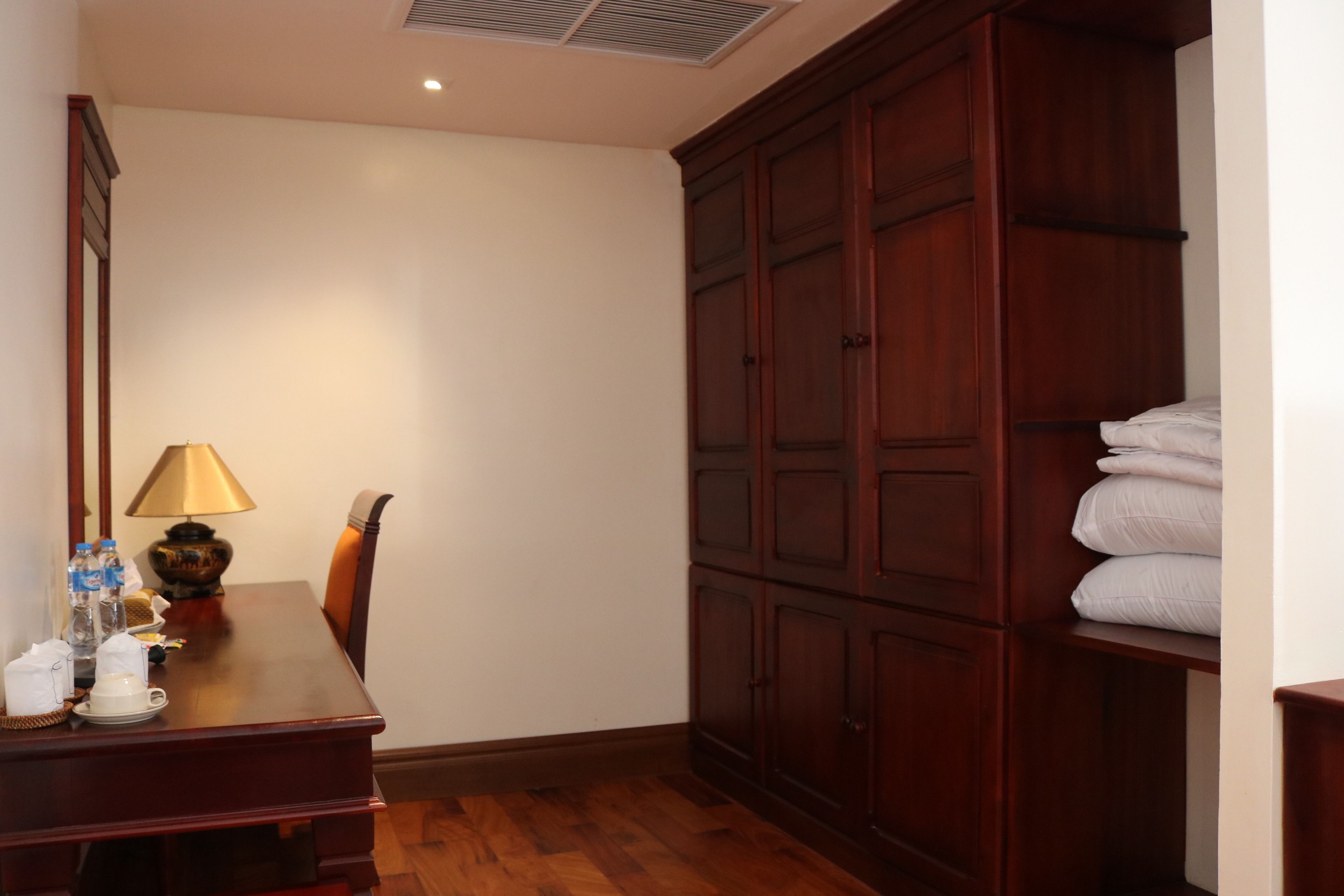 deluxe king suite | minibar, in-room safe, free wifi, bed sheets