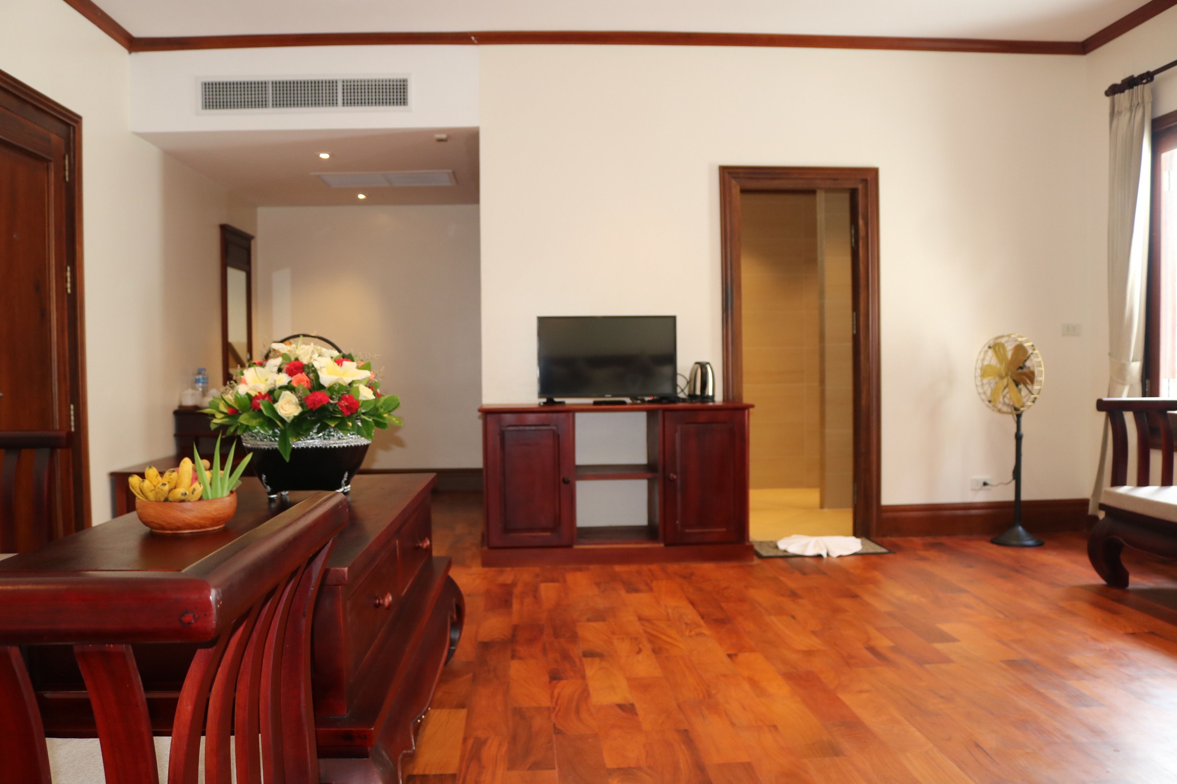 deluxe king suite | minibar, in-room safe, free wifi, bed sheets