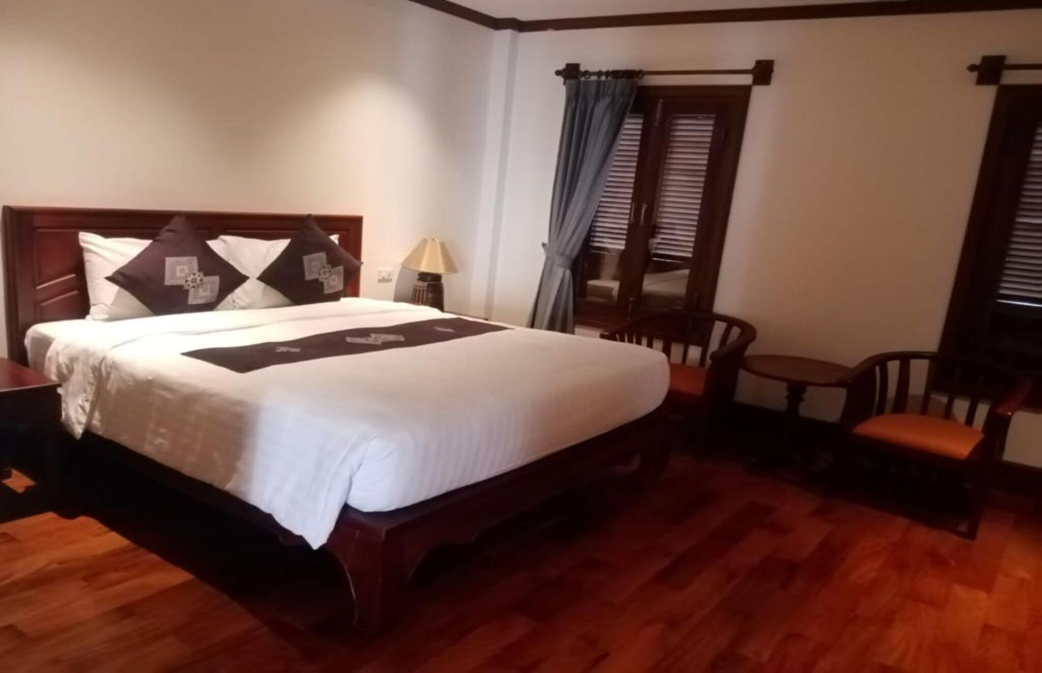 Minibar, caja de seguridad en la habitación, wifi gratis y ropa de cama 