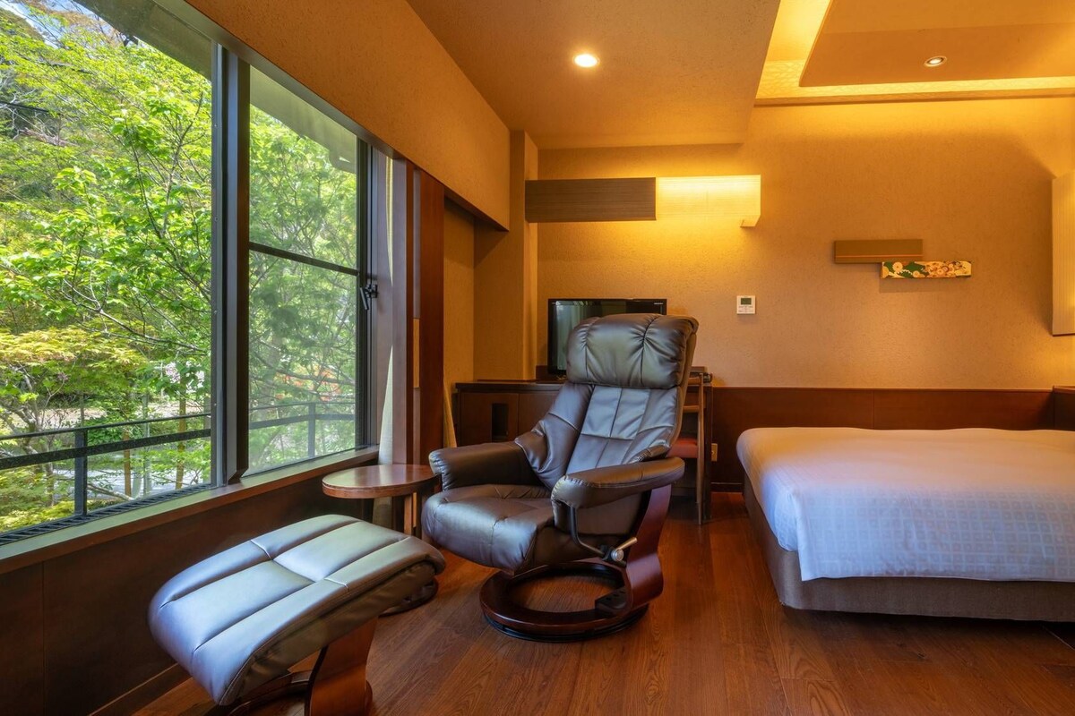 Minibar, in-room safe, blackout curtains, free WiFi