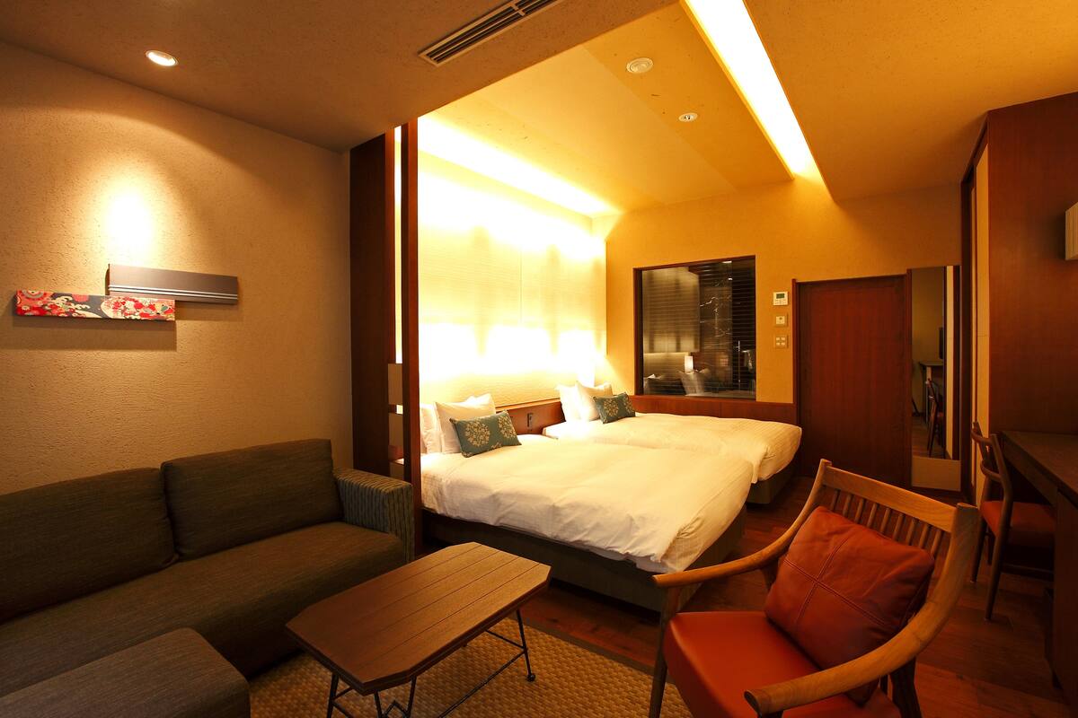 Minibar, in-room safe, blackout drapes, WiFi (free)