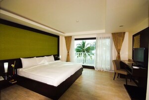 Caja de seguridad en la habitación y tabla de planchar con plancha 