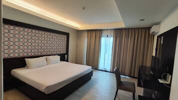 In-room safe, iron/ironing board, free WiFi, bed sheets