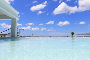 Un cielo azul despejado con una piscina y un puente.