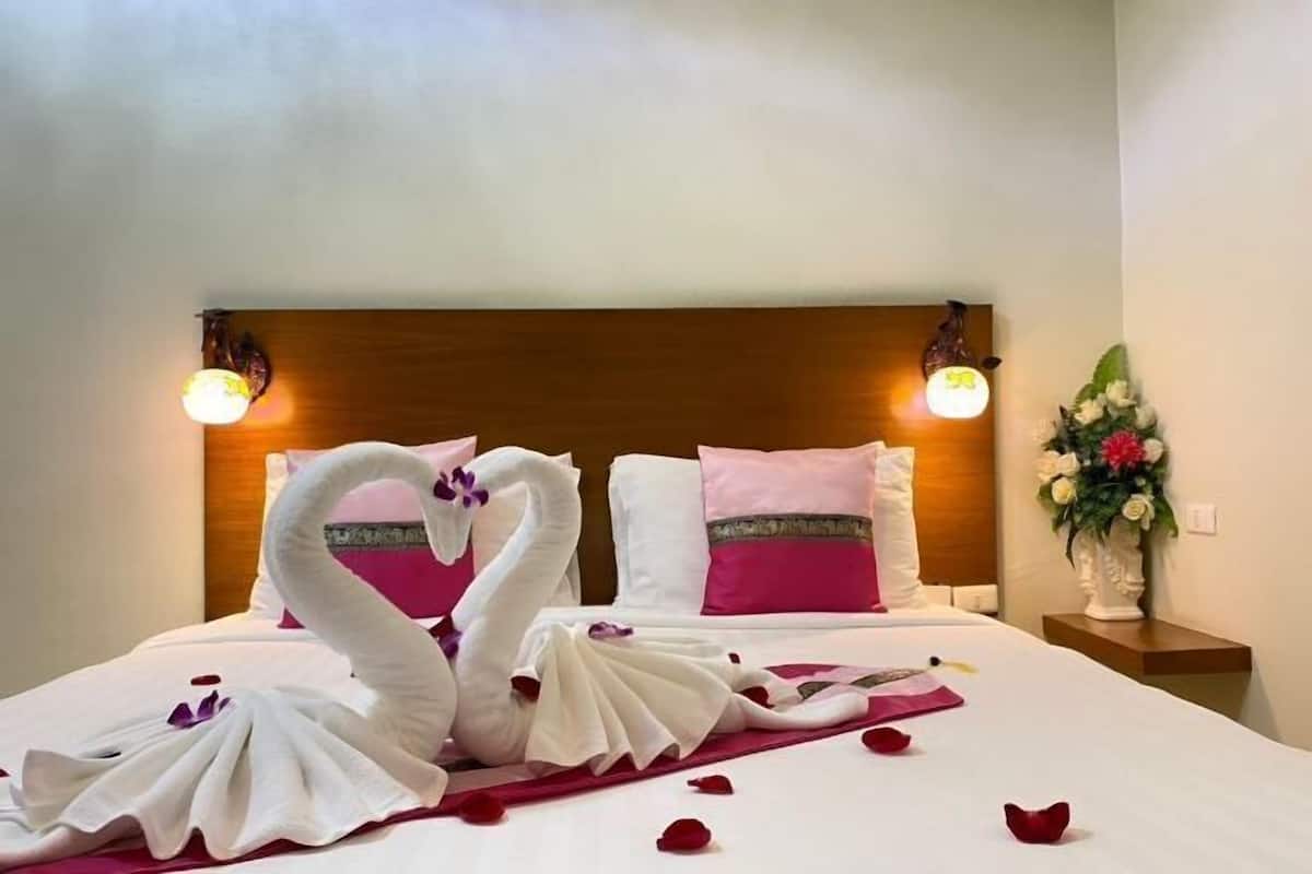 Premium bedding, free minibar, in-room safe, desk