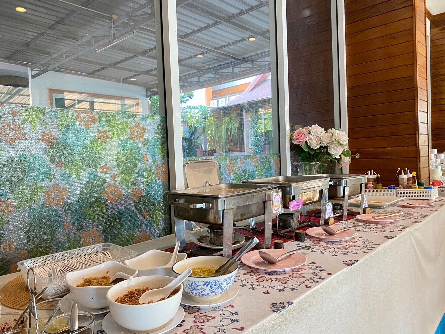 อาหารเช้าแบบบุฟเฟ่ต์ทุกวัน (THB 200 ต่อคน)