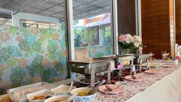 อาหารเช้าแบบบุฟเฟ่ต์ทุกวัน (THB 200 ต่อคน)