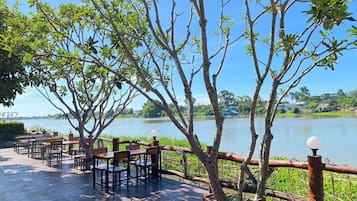 Breakfast, lunch, dinner served; Thai cuisine
