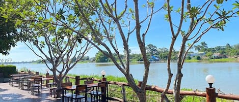 Breakfast, lunch, dinner served; Thai cuisine