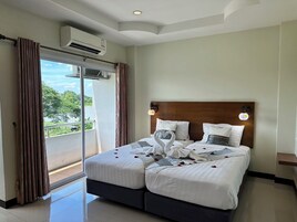 Deluxe Twin Room | Premium bedding, free minibar, in-room safe, desk