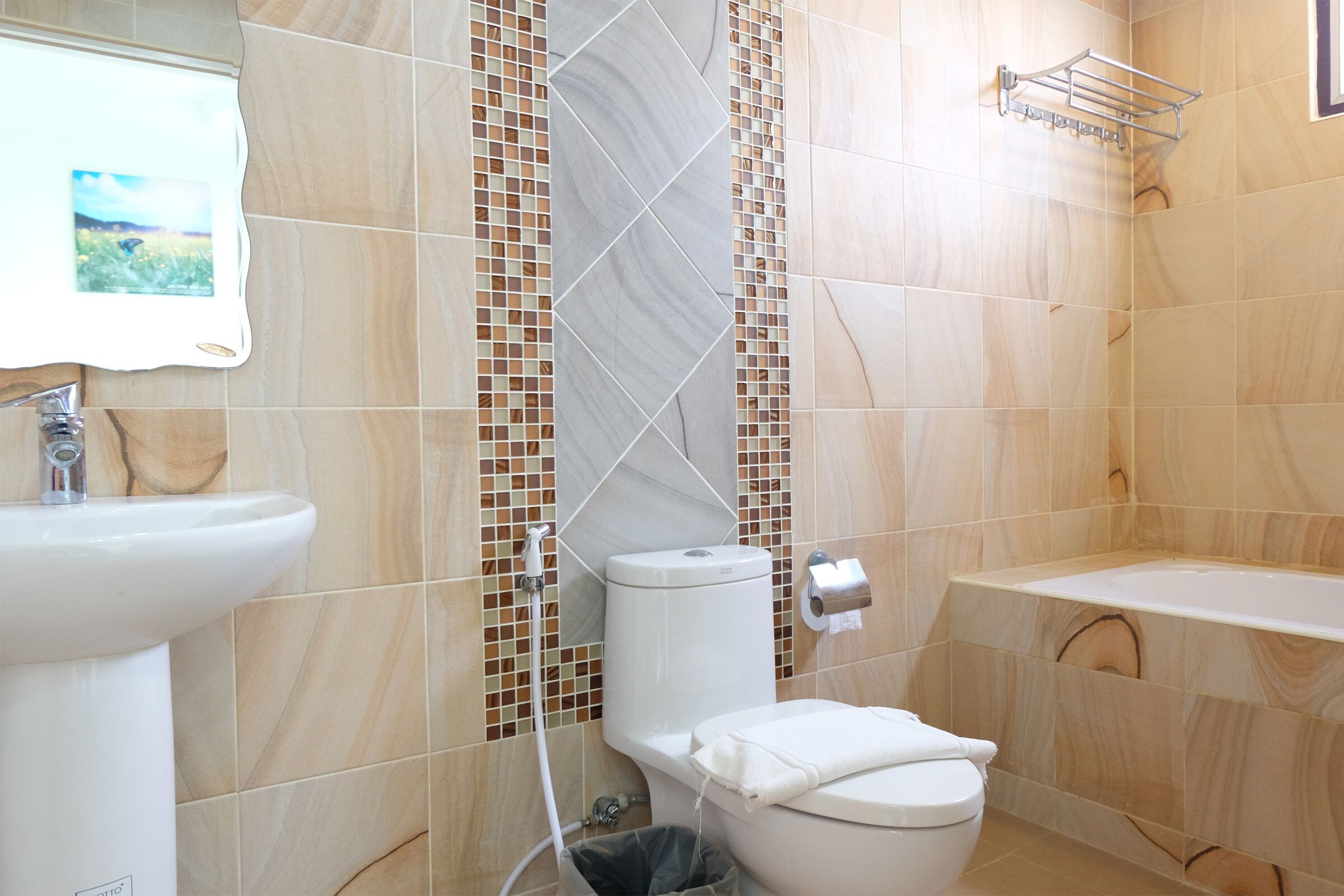Un baño con inodoro, lavabo y bañera.