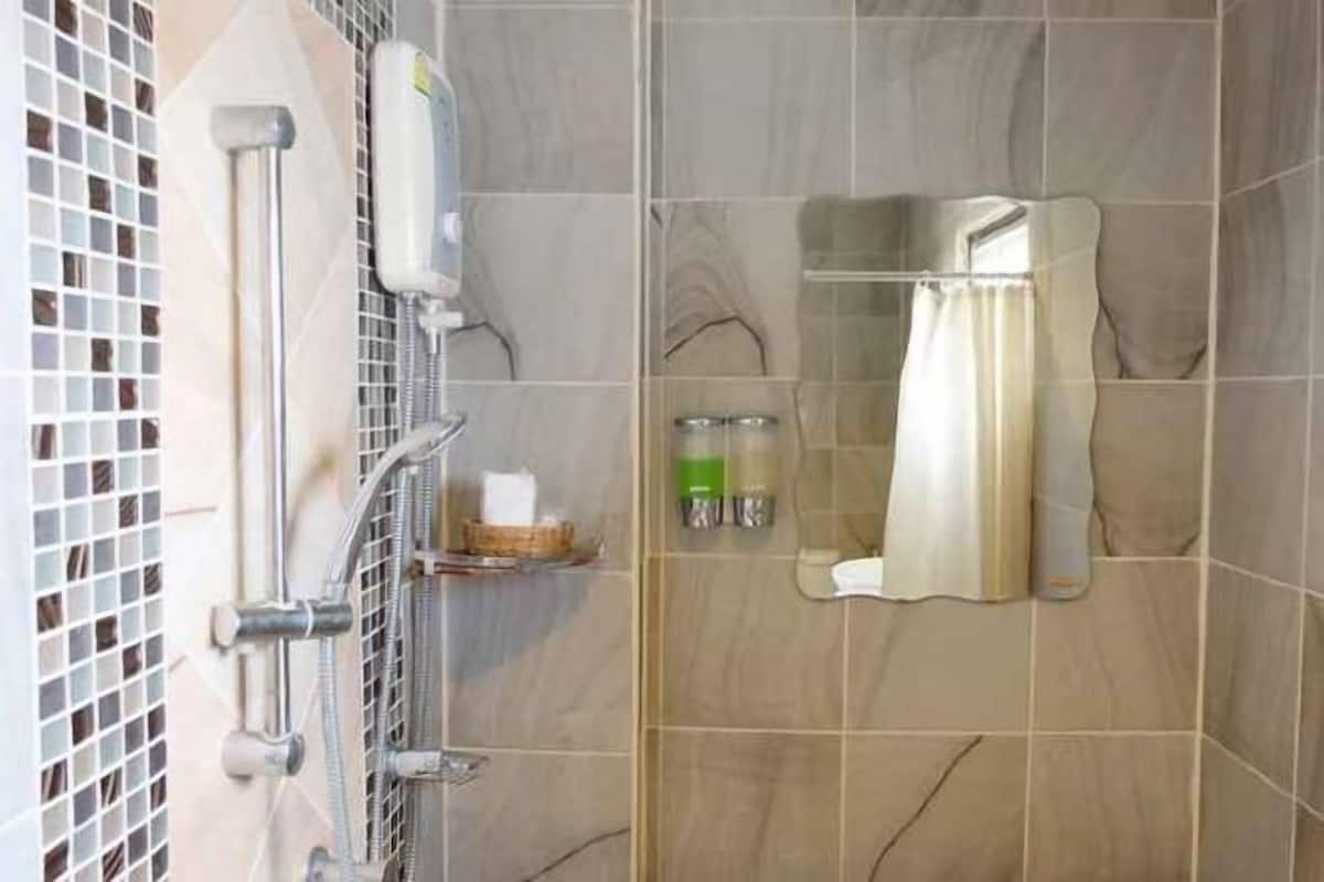 Artículos de tocador gratuitos, secador de pelo, bidet, toallas