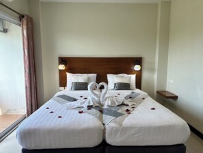 Deluxe Twin Room | Premium bedding, free minibar, in-room safe, desk