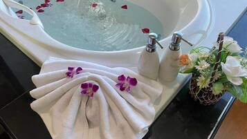 Suite | Bathroom | Free toiletries, hair dryer, bidet, towels