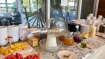 Se ofrece un desayuno bufé (200 THB por persona)