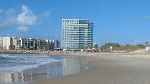 A beachfront hotel with a modern design, located near the ocean. - Okeanos ba Marina by Sophie (Herzliya)