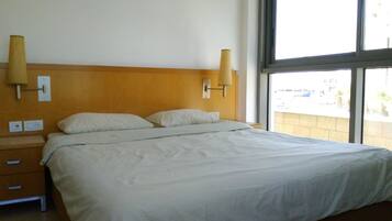 Appartamento Business, 3 camere da letto, accesso alla piscina, lato giardino | Tende oscuranti, ferro/asse da stiro, Wi-Fi gratuito, lenzuola