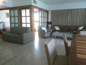 Living room - Okeanos ba Marina by Sophie (Herzliya)