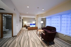 Deluxe Studio, 1 King Bed | 1 bedroom, in-room safe, desk, laptop workspace