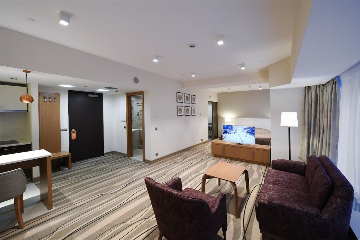 Deluxe Studio, 1 King Bed | Private kitchen