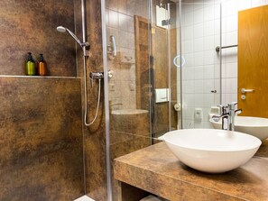 Double Room | Bathroom | Shower, towels - IMPULSIV Hotel & Sportresort (Loerrach)