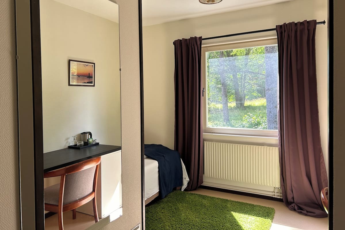 Comfort eenpersoonskamer | 1 slaapkamer, een bureau, verduisterende gordijnen